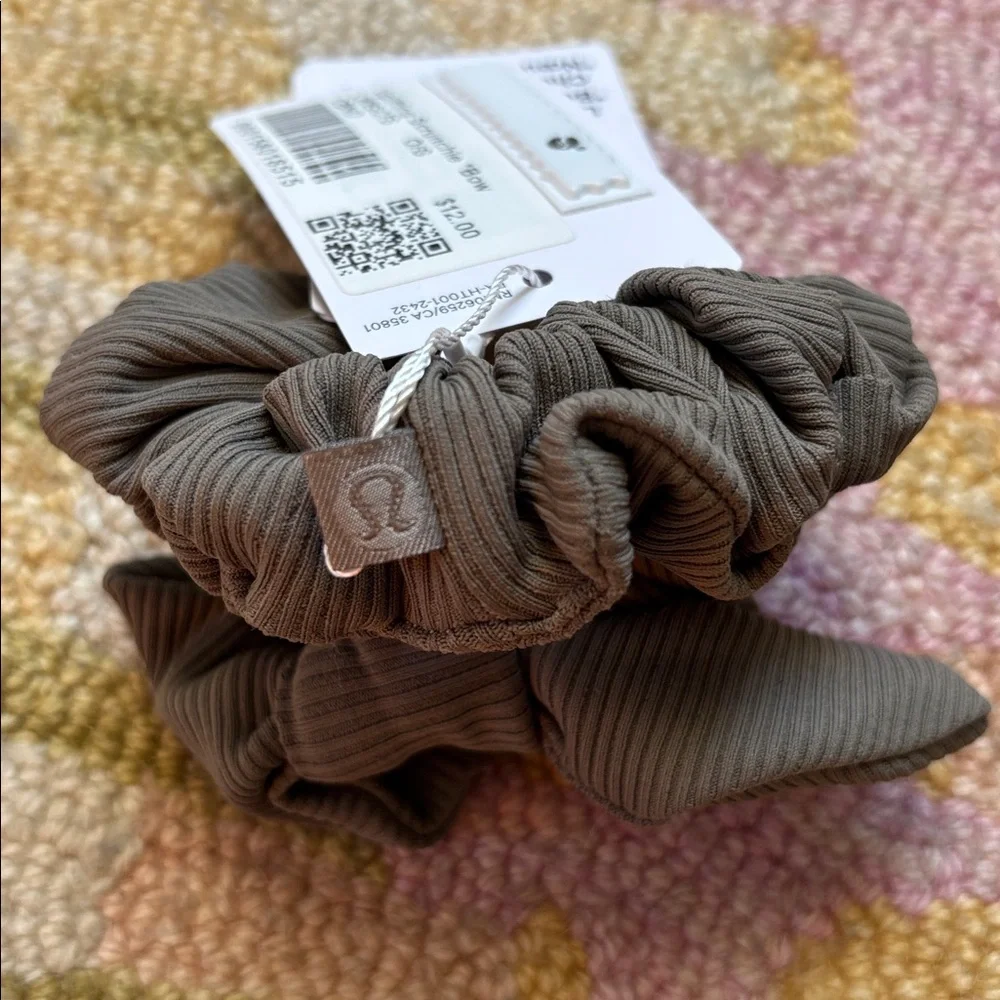 Lululemon Uplifting Scrunchie *Bow Carbon Dust (cement cocoa) NWT